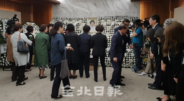 12일 서울 신촌 세브란스병원에 마련된 고 이희호 여사 빈소에 조문객들의 발길이 이어지고 있다. 서울=김세희 기자