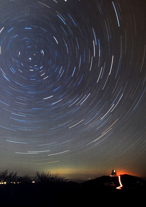 .‘별의 도시’ 영천시는  ‘원시별의 탄생과 진화!’란 주제로 14일부터 16일까지 3일간 천문과학관 일원에서보현산별빛축제를 개최한다.국내 최대 규모의 국립 보현산천문대 상공의 별의 궤적.
