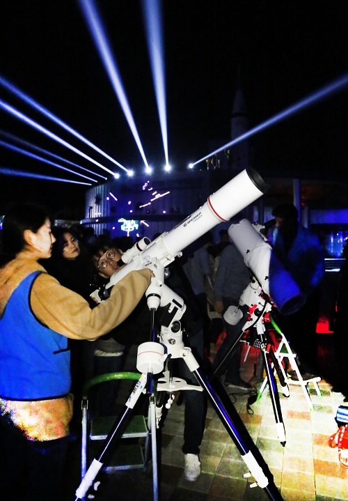 지난해 보현산별빛축제 당시 천체망원경을 보기 위해 줄을 서서 기다리는 관광객들 모습. 영천시 제공　
