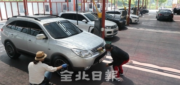 13일 전주시 효자동의 대림워시랜드 셀프세차장에서 차에 묻은 미세먼지와 벌레들을 청소하기 위해 운전자들이 셀프 세차를 하고 있다. 조현욱 기자