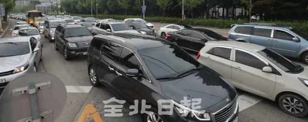 20일 퇴근 시간대 전주시 서신동 e편한세상 아파트에서 서곡교 전북도청으로 향하는 도로가 꽉 막혀 교통체증이 심해지고 있다. 조현욱 기자