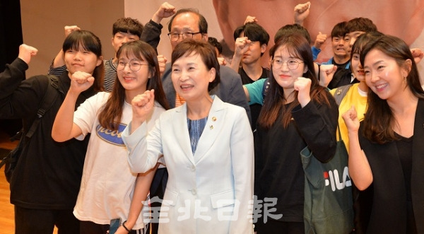 13일 김현미 국토교통부장관이 완주군 우석대학교 문화관에서 '우리의 삶과 미래를 닮은 그릇, 국토와 교통'을 주제로 특강 후 학생들과 기념촬영을 하고 있다. 박형민 기자