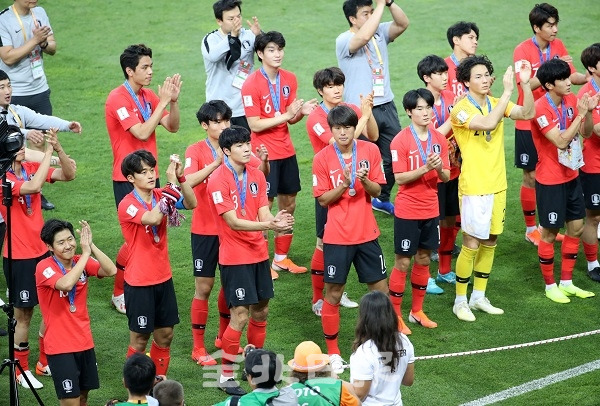 15일 오후(현지시간) 폴란드 우치 경기장에서 열린 2019 국제축구연맹(FIFA) 20세 이하(U-20) 월드컵 결승 한국과 우크라이나의 경기를 마치고 한국 선수들이 응원단을 향해 인사하고 있다. 연합뉴스