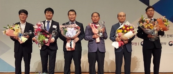 ‘2019 전북도 품질분임조 경진대회’에서 전북도지사 표창을 받은 기업체 임직원들이 기념촬영을 하고 있다. 사진제공= 전북도