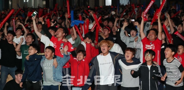 16일 2019 FIFA U-20 남자 월드컵 결승전 경기 거리응원이 전주시 국립무형유산원에서 열린 가운데 이강인의 첫 골과 함께 시민들이 환호성을 지르고 있다. 조현욱 기자