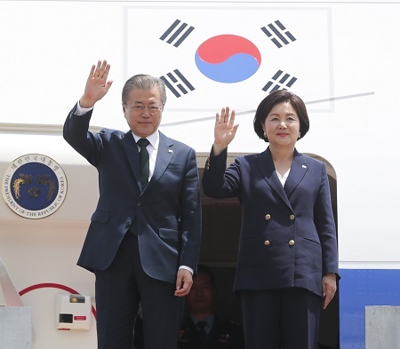 북유럽 3개국 순방을 마친 문재인 대통령과 김정숙 여사가 16일 오후 서울공항에 도착한 공군 1호기에서 손을 흔들고 있다. 연합뉴스