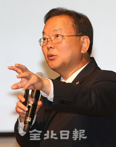 14일 김부겸 전 행정안전부 장관이 전북대학교 학술문화회관에서 '지역균형발전 김부겸에게 듣는다'를 주제로 강연을 하고 있다. 조현욱 기자