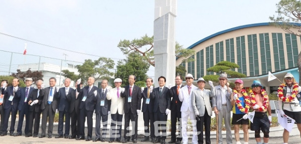 전주고·북중 개교 100주년 기념행사가 열린 16일 한승헌 전 감사원장, 임병찬 전북애향운동본부 총재, 윤석정 전북일보 사장, 정동영 민주평화당 대표 등 졸업생들이 개교 100주년 기념탑 제막식을 하고 있다. 조현욱 기자