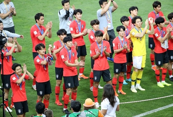 15일 오후(현지시간) 폴란드 우치 경기장에서 열린 2019 국제축구연맹(FIFA) 20세 이하(U-20) 월드컵 결승 한국과 우크라이나의 경기를 마치고 한국 선수들이 응원단을 향해 인사하고 있다. 연합뉴스