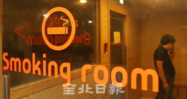 지난달 보건복지부가 실내 흡연실을 폐지하는 금연 종합대책을 발표해 자영업자들의 불만의 목소리가 높아지고 있는 가운데 17일 전주시의 한 PC방 실내 흡연실에서 손님이 담배를 피우고 있다. 조현욱 기자