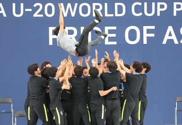 17일 서울광장서 열린 2019 국제축구연맹(FIFA) U20 월드컵 준우승 달성 축구대표팀 환영식에서 대표팀 선수들이 정정용 감독을 즉흥적으로 헹가래 치고 있다. 연합뉴스