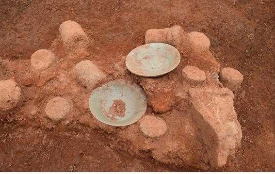 1호 가마 사용도구와 무문청자 출토 상태.