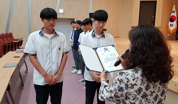 전북수학용어말하기대회 고등부 금상 수상자들.