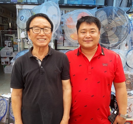 전주 남문소리사의 최철식 사장(왼쪽)과 아들 최정완 씨