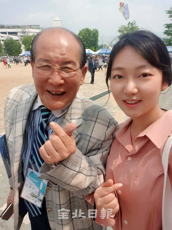 '할담비' 지병수 할아버지가 지난 15일 모교인 전주고북중 개교 100주년 행사에 참석해 축하공연을 했다. 축하공연 전 전북일보 기자와 함께 사진 촬영한 모습. /사진=김보현 기자