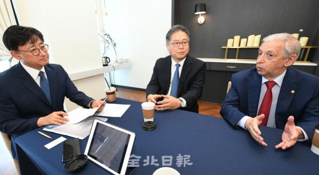 원장과 파벨 미나키르 ERI 명예원장이 강인석 전북일보 편집국장과 좌담회를 갖고 국제세미나의 배경과 의미 등에 대해 이야기 하고 있다. 박형민 기자