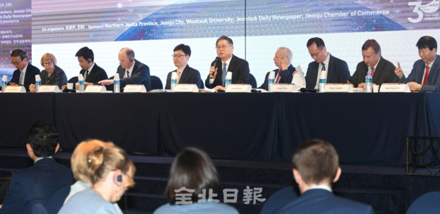 20일 전주 그랜드힐스턴호텔에서 열린  제14차 KIEF-ERI 공동 국제세미나 1세션에서 토론자들이 '한-러 지방협력의 새로운 기회와 가능성'에 대해 이야기 하고 있다. 박형민 기자