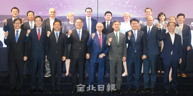 한국과 러시아 협력 심화와 새로운 방향이라는 주제로 열린 제14차 KIEF-ERI 공동 국제세미나가 열린 20일 전주 그랜드힐스턴호텔에서 송하진 도지사와 이재영 KIEP 원장, 파벨 미나키르 ERI 명예원장, 서창훈 전북일보사 회장을 비롯한 참석자들이 기념촬영을 하고 있다. 박형민 기자