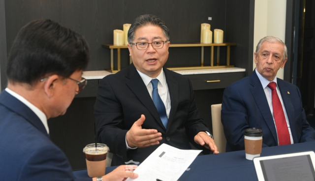 원장과 파벨 미나키르 ERI 명예원장이 강인석 전북일보 편집국장과 좌담회를 갖고 국제세미나의 배경과 의미 등에 대해 이야기 하고 있다. 박형민 기자