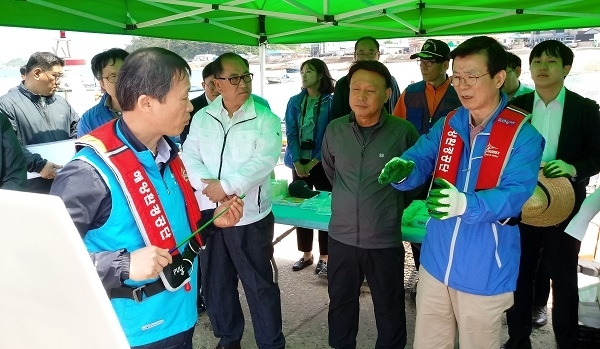지난 21일 군산 선유도를 찾은 문성혁 해수부 장관이 관계기관으로부터 해양쓰레기 현황 및 수거·처리 체계 등에 대해 보고를 받고 있다.