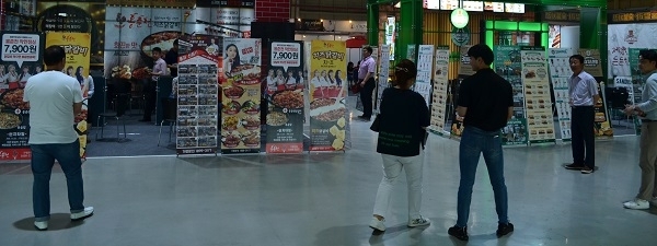 군산서 열린 전북창업프랜차이즈박람회에서 제품을 소개하기 위해 직원들이 판플렛을 나눠주고 있다.