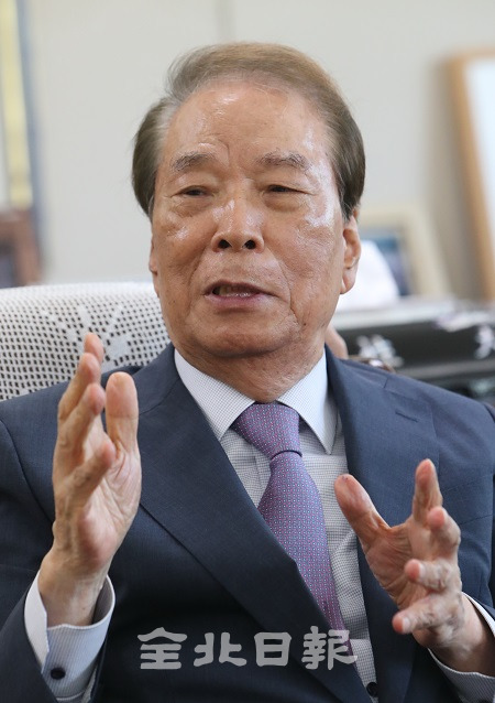 홍성대 상산학원 이사장이 본보와의 인터뷰에서 전북교육청의 평가에 대해 심경을 밝히고 있다. 조현욱 기자