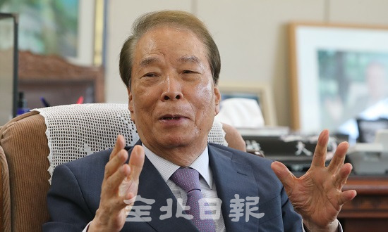 21일 홍성대 상산학원 이사장이 전북일보와의 인터뷰에서 상산고의 자사고 재지정 평가 취소에 대한 향후 대응을 밝히고 있다. 조현욱 기자