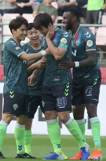 23일 전주월드컵경기장에서 열린 K리그 전북 현대와 수원 삼성의 경기에서 전북 이동국이 수원 골키퍼 노동건의 킥을 얼굴로 막아내 골로 연결시킨 뒤 동료들과 기뻐하고 있다. 연합뉴스