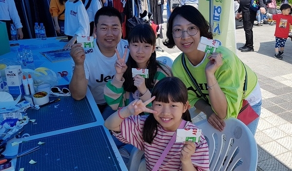 최근 ‘군산 청소년문화의 집’이 진행한 청소년 어울림마당에서 우유팩을 재활용하는 ‘밀키 프로젝트’가 선보였다. 사진제공= 전북교육자치시민연대