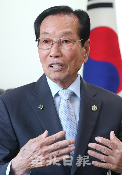 6·25전쟁 69주년을 하루 앞둔 24일 전북보훈회관에서 이상구 6·25 참전유공자회 전북지부장이 비극적이었던 6·25전쟁을 회상하며 본보와 인터뷰를 하고 있다. 조현욱 기자