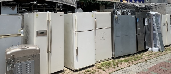 전주 덕진구의 한 중고가전 판매점에 중고 가전제품들이 진열되어 있다.