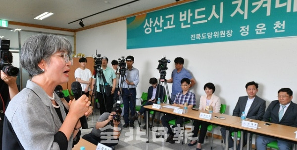 바른미래당 상산고 자사고 재지정 정책 현장 간담회가 열린 24일 바른미래당 전북도당에서 학부모 참가자가 상산고를 지켜줄 것을 호소하고 있다. 박형민 기자