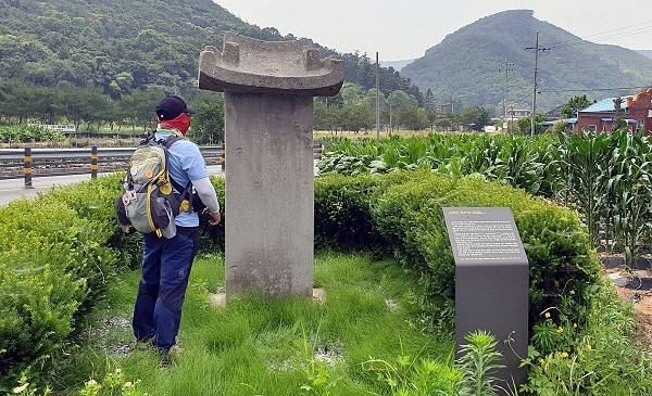 남관진(南關鎭) 창건비. 남관진은 상관의 남쪽에 있는 군진(軍鎭)이라는 의미로 지어진 이름이다. 남관초교가 있는 교차로 서쪽에 있다. 1873년(고종10)에 세워졌으며, 남관진의 창건 경위와 위치, 규모 등이 상세히 기록되어 있다.