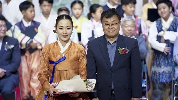 명창부 대상 김송 씨(왼쪽)가 장영수 군수와 기념촬영을 하고 있다.