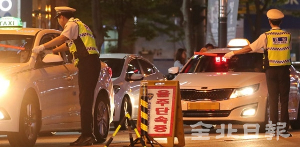 윤창호법(개정 도로교통법) 시행 첫 날인 25일 전주시 홍산중앙로에서 완산경찰서 소속 교통경찰관들이 음주단속을 하고 있다. 조현욱 기자