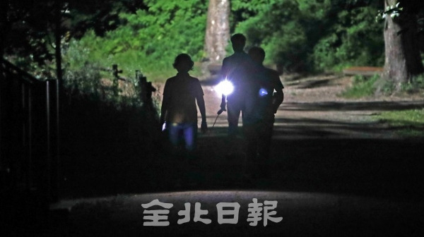 지난 23일 전주시 오송제 생태공원 산책로에 가로등이 거의 없어 시민들이 범죄 위험에 노출돼 있다. 조현욱 기자