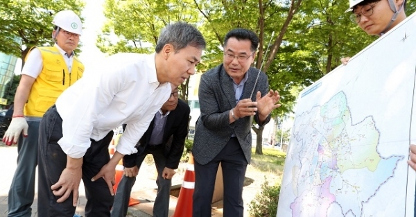 25일 최근 전국적으로 발생한 수돗물 적수 사태로 시민들의 불안감이 고조된 가운데 김승수 전주시장과 전주시 맑은물사업본부가 상수도 긴급 점검을 하고 있다. 사진제공 = 전주시