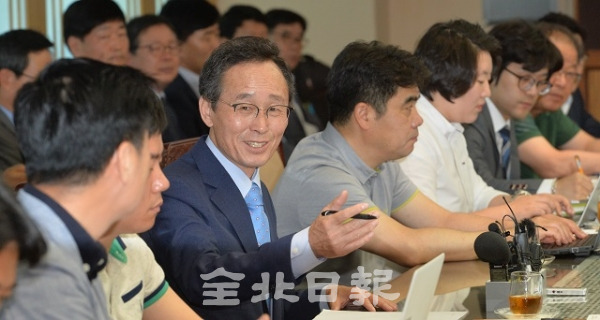 25일 도청 접견실에서 송하진 도지사가 민선 7기 1주년 기자간담회를 열고 그동안의 성과와 도정 방향에 대해 이야기하고 있다. 박형민 기자