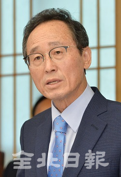 25일 도청 접견실에서 열린 전북도 민선 7기 1주년 기자간담회에서 송하진 도지사가 도정 방향에 대해 이야기하고 있다. 박형민 기자