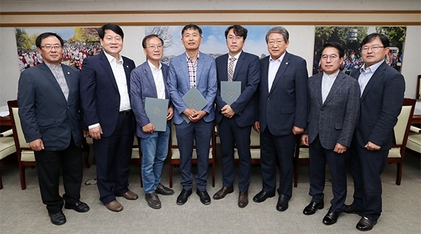 전주시의회가 국외연수를 심사하는 심사위원 전원을 시민사회단체와 언론인 등 민간위원으로 위촉한 후 위원들과 기념촬영을 하고 있다.