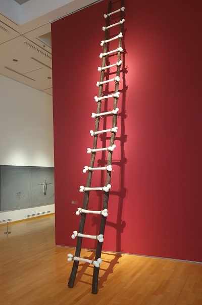 류수이양 작품, 나무·대리석·노끈, 55×11×600cm, 2017.