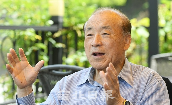 고창군에서 만난 이홍훈 전 대법관이 공익의 가치에 대해 이야기 하고 있다. 박형민 기자