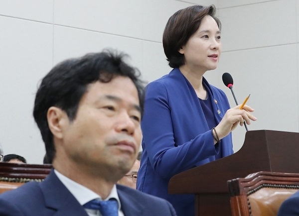 26일 오후 열린 국회 교육위원회 전체회의에서 유은혜 사회부총리 겸 교육부 장관(오른쪽)이 제안설명을 하고 있다. 왼쪽은 김승환 전북교육감. 연합뉴스