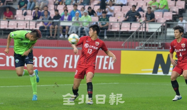 아시아축구연맹 챔피언스리그 16강 전북현대와 중국 상하이 상강 경기가 열린 26일 전주월드컵경기장에서 김신욱 선수가 헤딩슛을 시도 하고 있다. 박형민 기자