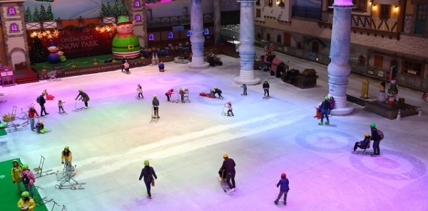 경기도 고양시에 위치한 ‘원마운트’는 365일 눈이 내리는 ‘여름 속 겨울왕국’을 연상케 하는 국내 최초 실내 겨울테마파크다. 원마운트 내에 자리잡은 ‘스노우파크’는 특히나 여름철에 인기가 많다. 사진은 스노우파크에서 썰매를 즐기는 관광객의 모습. 사진제공= 경기관광공사