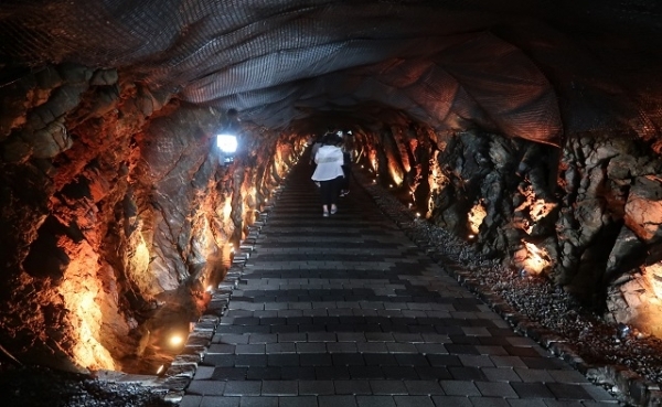 경기도 광명시에 위치한 ‘광명동굴’은 도심 속 지하에서 더위를 피할 수 있는 공간이다. 동굴 곳곳에는 다양한 콘텐츠가 관람객을 반긴다. 사진제공= 경기관광공사