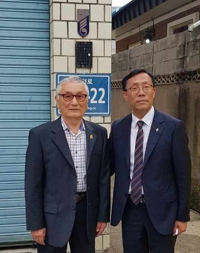 황선우 지청장(오른쪽)이 명패를 부착한 후 국가유공자 허원기 씨와 기념촬영을 하고 있다.