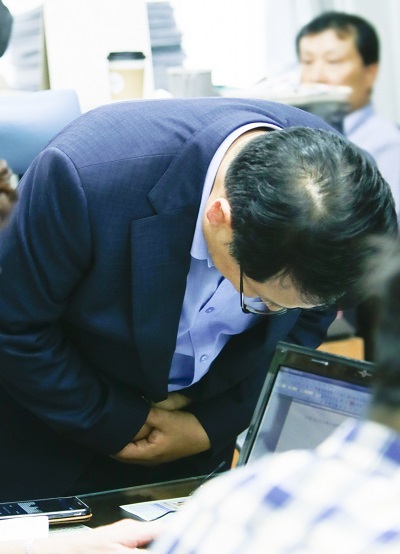 부적절한 발언으로 물의를 빚고 있는 정헌율 익산시장이 27일 익산시청 브리핑룸에서 진행된 기자간담회에 앞서 다문화가족들에게 진심어린 사과의 뜻을 전하며 고개를 숙였다.