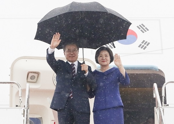 G20 정상회의에 참석하는 문재인 대통령과 김정숙 여사가 27일 오후 오사카 간사이 국제공항에 도착한 공군 1호기에서 손을 흔들고 있다. 연합뉴스