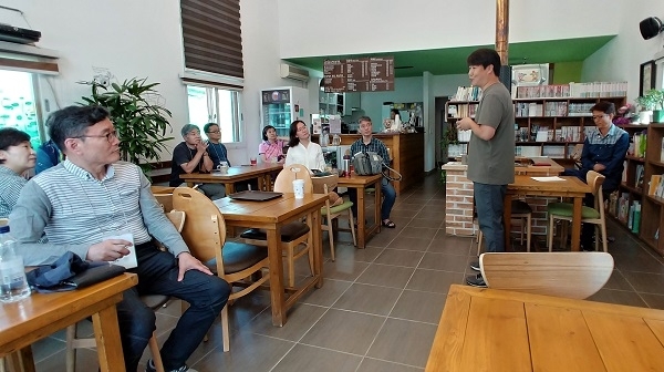 신중년 패스파인더 시범사업으로 남원을 찾은 참여자들이 설명을 듣고 있다.